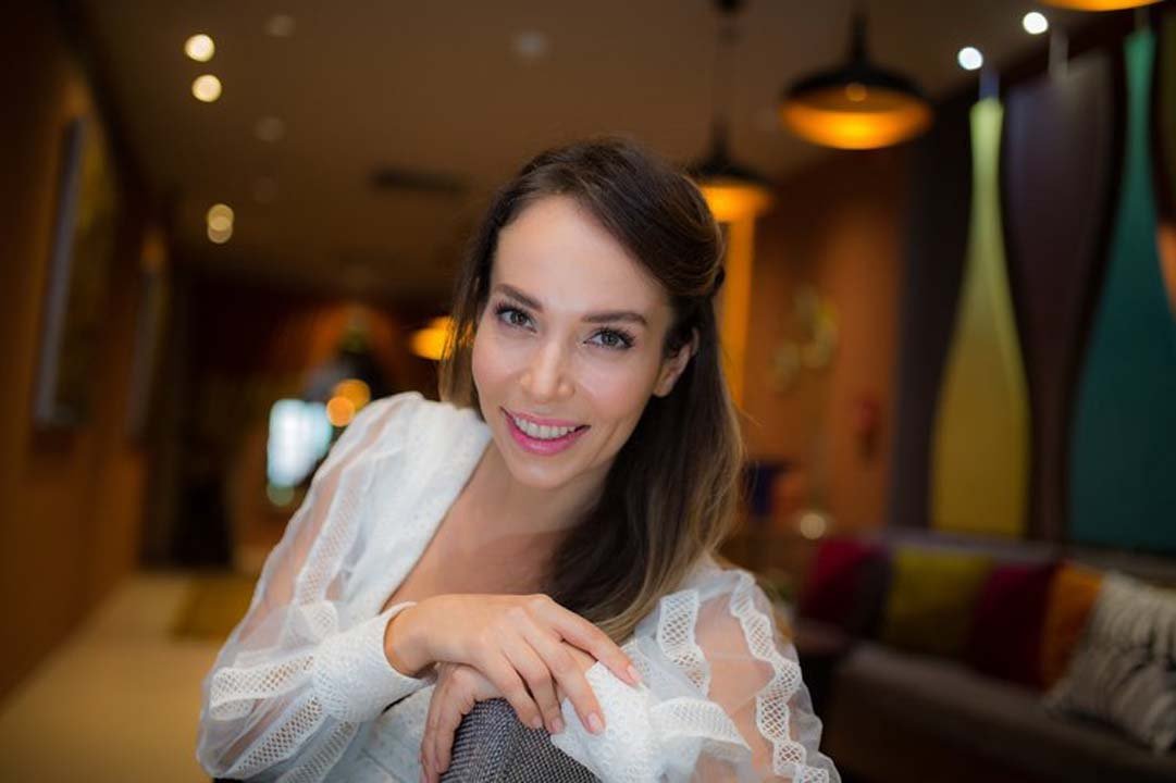 Esra Ronabar kimdir, nereli ve kaç yaşında?  Esra Ronabar kimdir, nereli ve kaç yaşında?