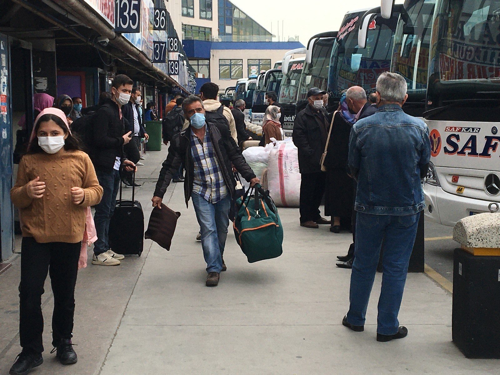 İstanbullular tam kapanma öncesi otogara akın etti: Bilet fiyatları arttı