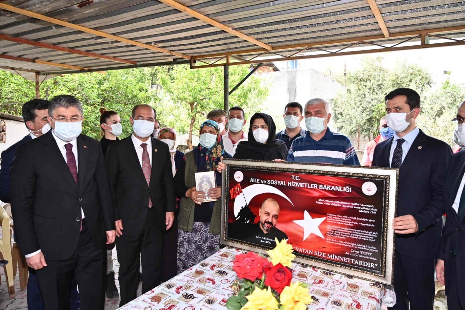 Şehit ailesine duygulandıran ziyaret! Bakan Yanık Osmaniye’de şehit ailesini ziyaret etti Şehit ailesine duygulandıran ziyaret! Bakan Yanık Osmaniye’de şehit ailesini ziyaret etti