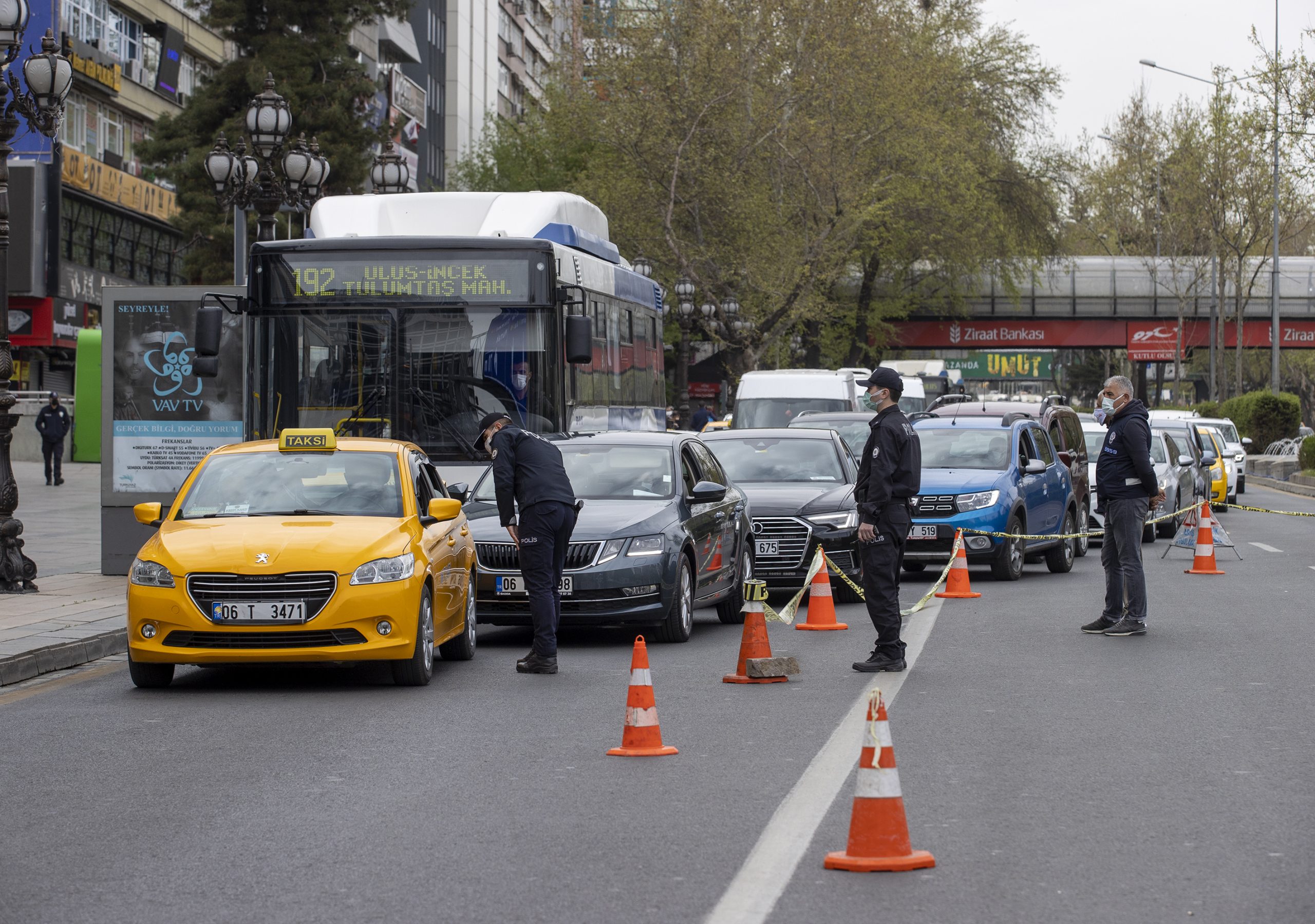 Tam kapanmanın ilk gününde şaşırtan yoğunluk! Ankara’da araç kuyrukları oluştu