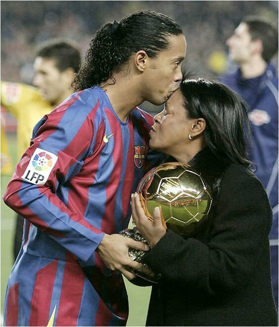 4a2e902714 Ronaldinho'nun annesi Dona Miguelina kimdir? Kaç yaşında ve neden öldü?
