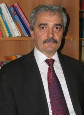 56b2fdad-b439-4bbf-9ac3-01a4dadff0d3 Marmara Üniversitesi İlahiyat Fakültesi dekanı İsmail Safa Üstün kimdir? Kaç yaşında?