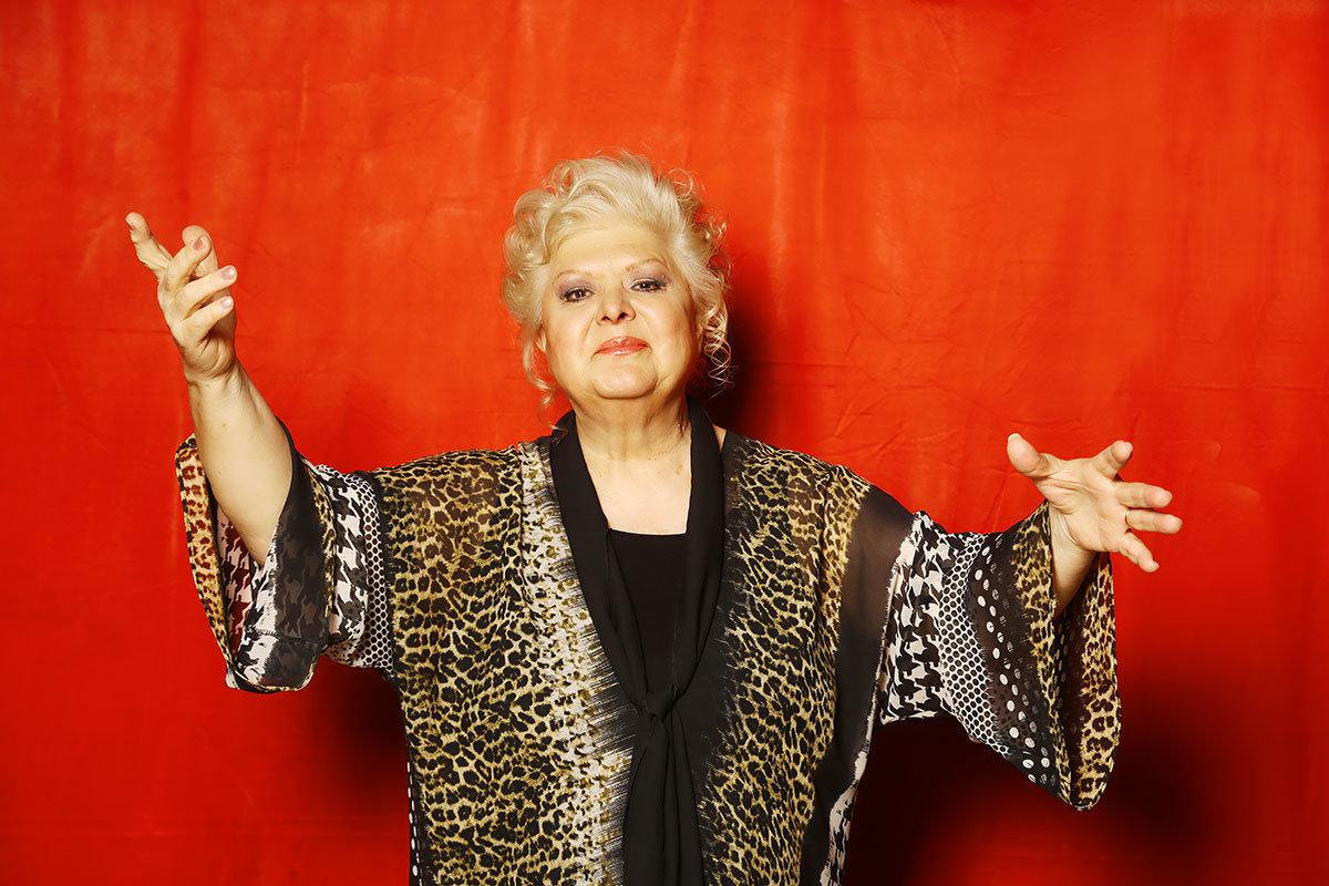 5ae23a28ae298b8e01258c92 Gülden Karaböcek kimdir? Nereli, kaç yaşında? Sanat hayatına ne zaman başladı? Kaç defa evlendi?