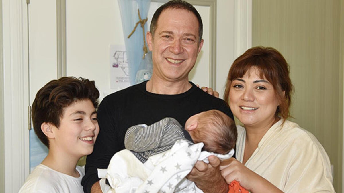 5c8d960f45d2a09e009aa6d7 Sümer Ezgü'nün eşi kimdir? Gülay Ezgü nereli, kaç yaşında?