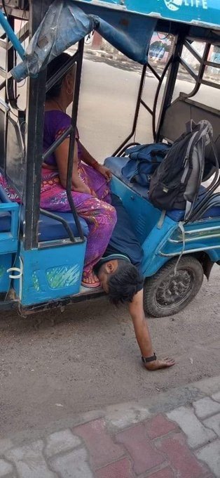 aw305866-01 Ambulans bulamadı oğlunun cansız bedenini tuktukla taşıdı