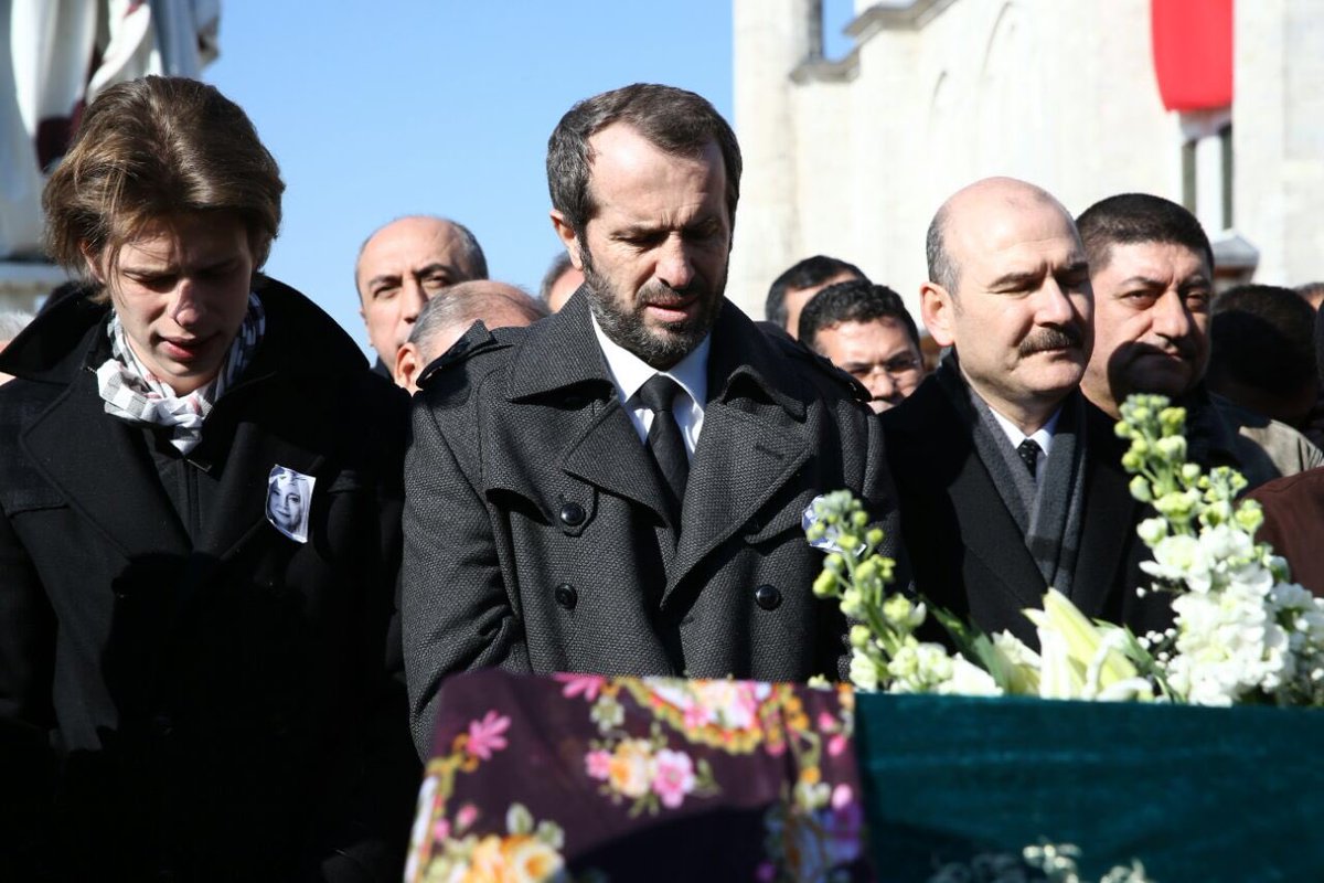 c3qgzy2xuaiaray Saffet Sancaklı eşi neden intihar etti? Hülya Sancaklı öldü?