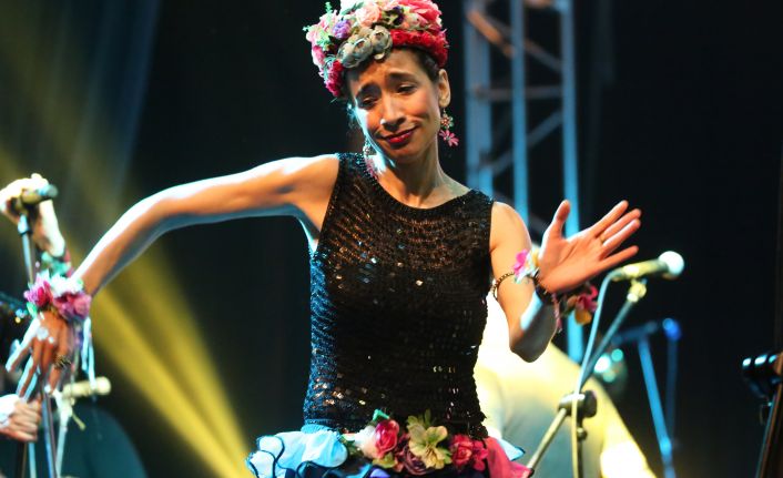 Suzan Kardeş'e eşlik eden dansçı kimdir? Gülay Sütçü kimdir?