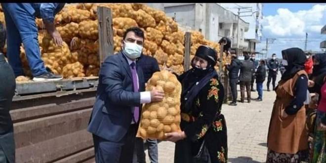 Hilvan kaymakamının patates çuvalı ile pozu tepki çekti