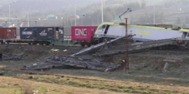 Adana’da tren kazası: 2 makinist yaralı Adana’da tren kazası: 2 makinist yaralı