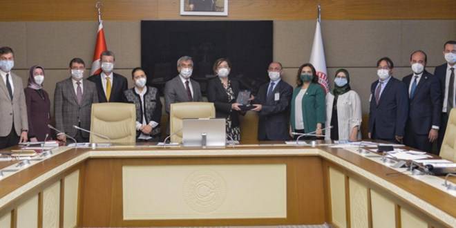 MEB’e, KDK tavsiye kararlarına uyduğu için plaket verildi