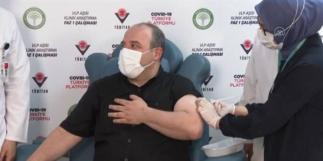 Bakan Varank, VLP aşısının ilk dozunu yaptırdı