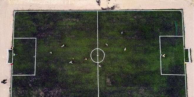 Öğretmenler atıl sentetik çimden öğrencileri için saha yaptı Öğretmenler atıl sentetik çimden öğrencileri için saha yaptı