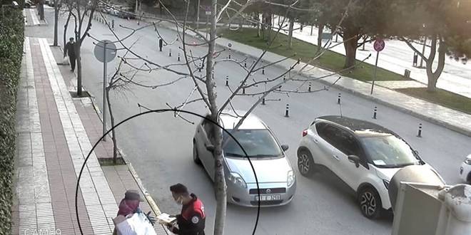 Polisler, iftarlık kumanyalarını kağıt toplayıcı kadına verdi