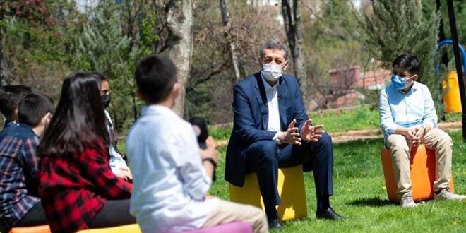 Bakan Selçuk’tan öğrencilere: Enstrüman çalmayı öğrenin