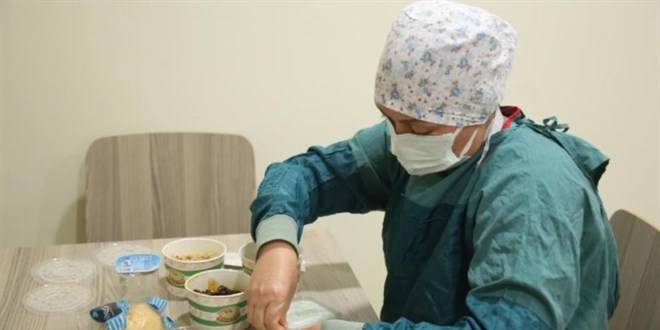 Emine hemşirenin pandemi servisinde hüzünlü iftarı