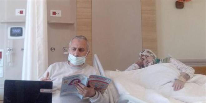 Öğretmenin görev aşkı, hastane odasını sınıfa çevirdi