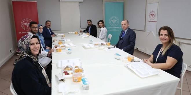 Cumhurbaşkanı Erdoğan, sağlık çalışanlarıyla iftar yaptı Cumhurbaşkanı Erdoğan, sağlık çalışanlarıyla iftar yaptı