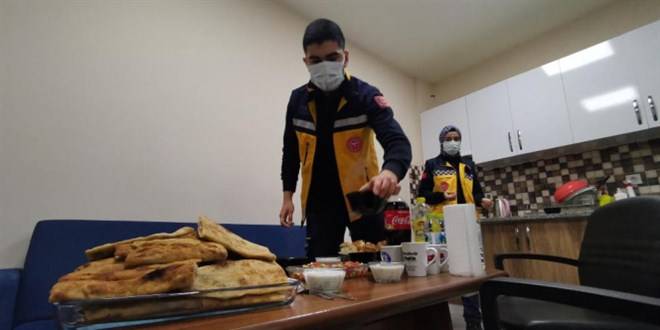 112 sağlık görevlileri, iftarlarını telsiz başında yapıyor