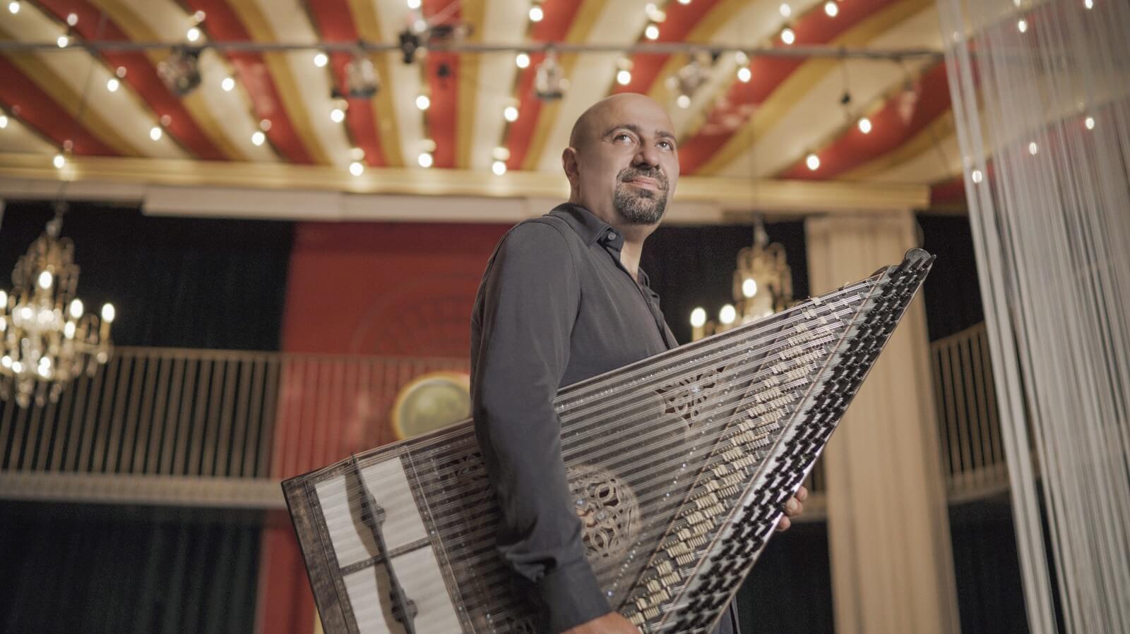 kanun-virtuozu-aytac-dogandan-sezen-aksu-sarkilari Taksim Trio grup üyesi Aytaç Doğan kimdir? Aytaç Doğan kaç yaşında? nereli ?