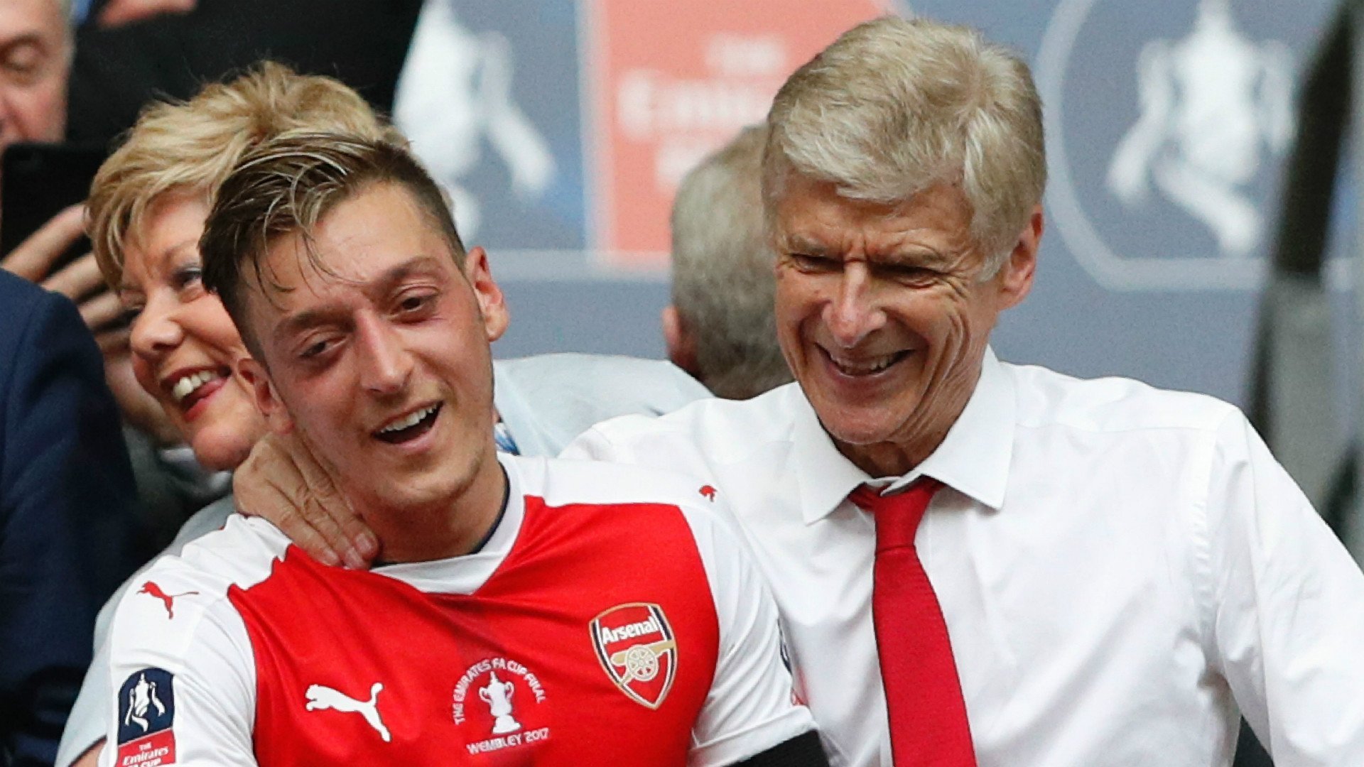 mesut-ozil-arsene-wenger-arsenal-34s932pv63zv1cngxs5w8lzbm Arsene Wenger kimdir, kaç yaşında ve hangi takımları çalıştırdı? Arsene Wenger başarıları ve maaşı
