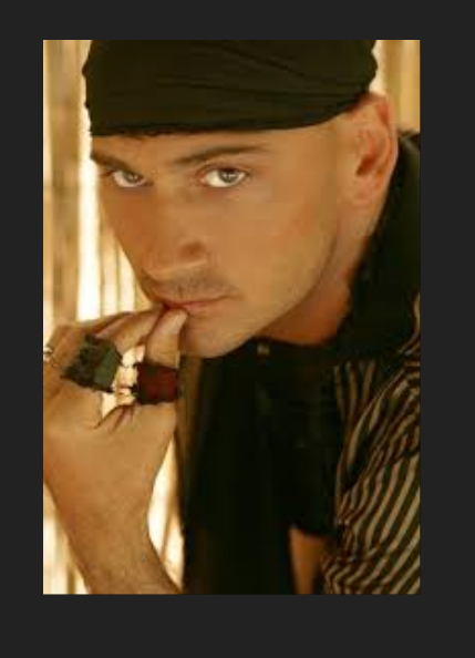 Altay kimdir? Nereli? Kaç yaşında? Eşi kim? Şarkıcı Altay gençliği