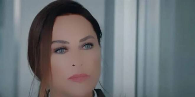 Hülya Avşar’a uygulanan ‘özel filtre’ sosyal medyada gündem oldu Hülya Avşar’a uygulanan ‘özel filtre’ sosyal medyada gündem oldu