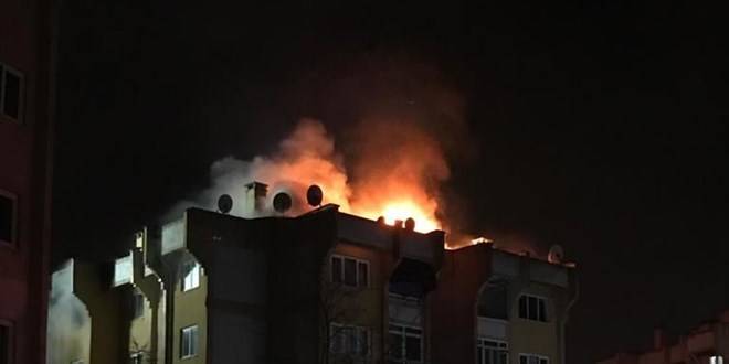 Ailesiyle tartışıp yaşadıkları evi yaktı Ailesiyle tartışıp yaşadıkları evi yaktı