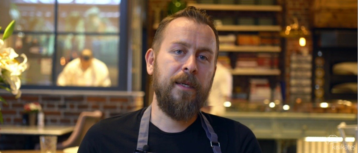 xx1-1 Ömür Akkor kimdir? Nereli ve kaç yaşında? | Ömür Akkor kitapları nelerdir?