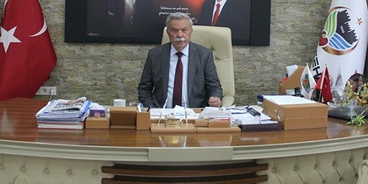 0111 Vahap Küçük kimdir?