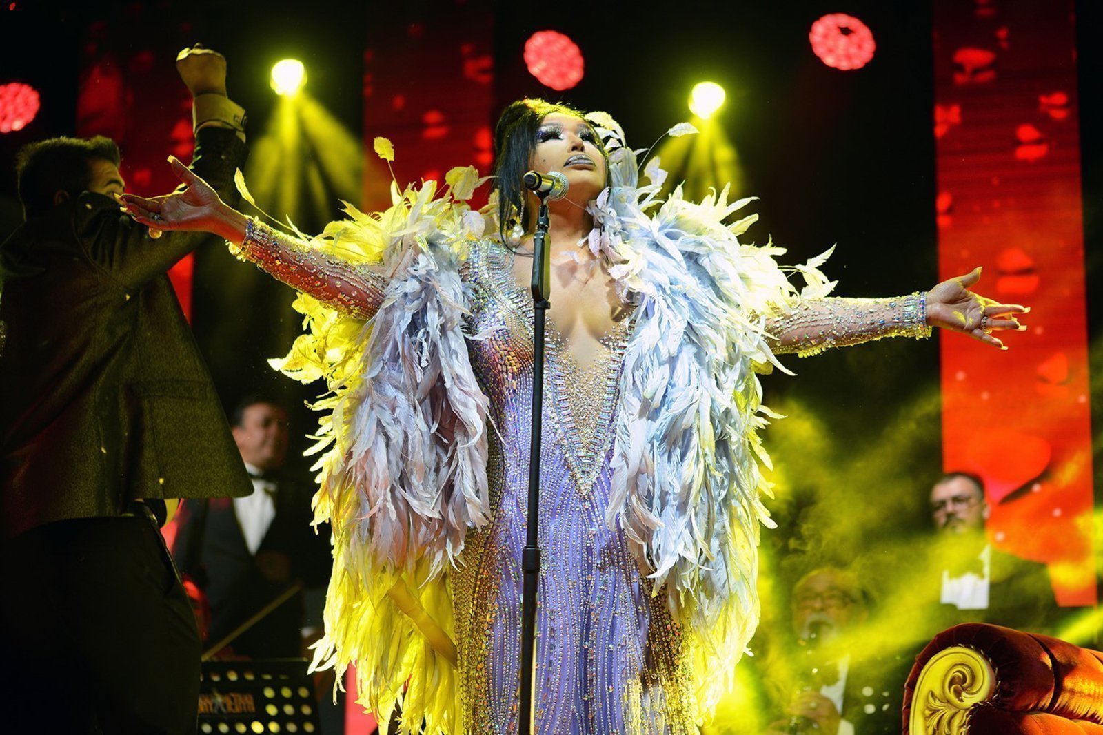 Bülent Ersoy Kimdir, Nerelidir, Nerede Doğdu? Kaç yaşında?