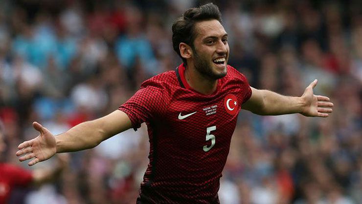 Hakan Çalhanoğlu kimdir, nereli, kaç yaşında? Hakan Çalhanoğlu kiminle evli? Hakan Çalhanoğlu kimdir, nereli, kaç yaşında? Hakan Çalhanoğlu kiminle evli?