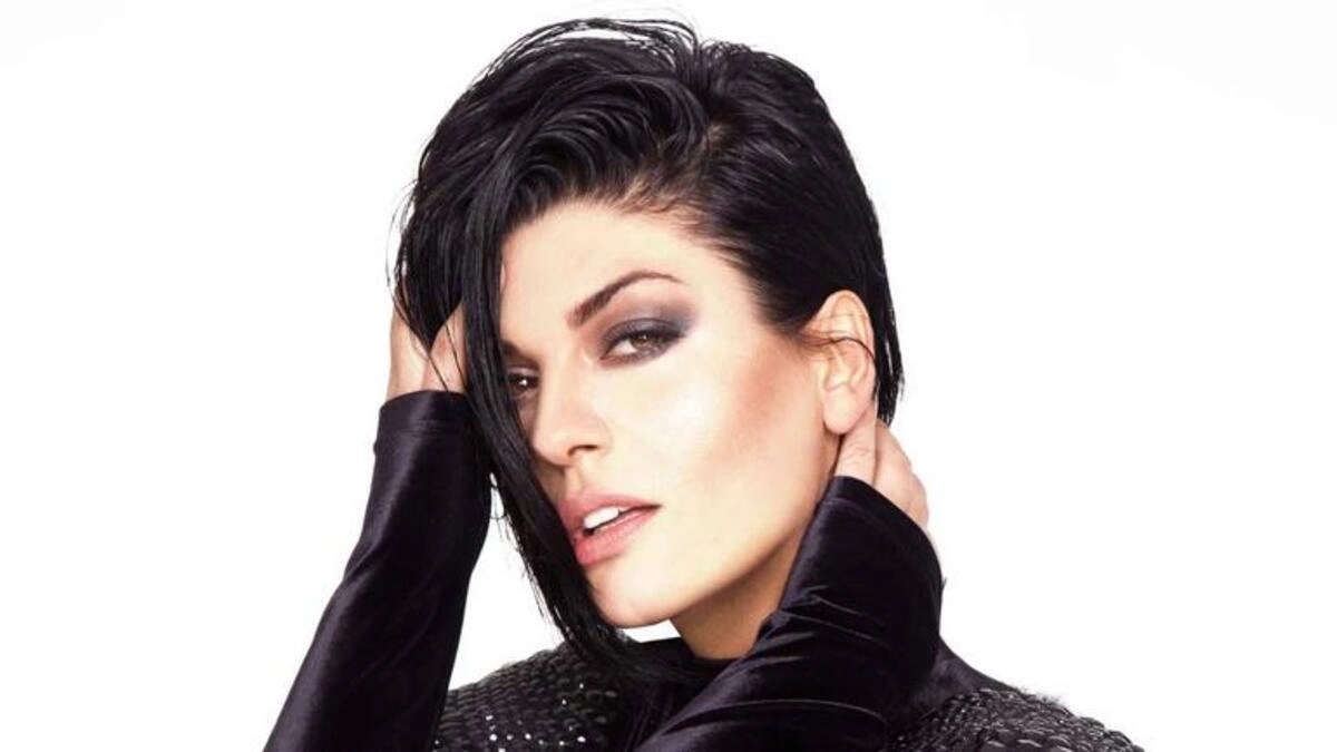 Aslı Zen kimdir? Nereli, kaç yaşında? Evli mi? Hangi dizi ve filmlerde rol aldı? Şarkıları neler?