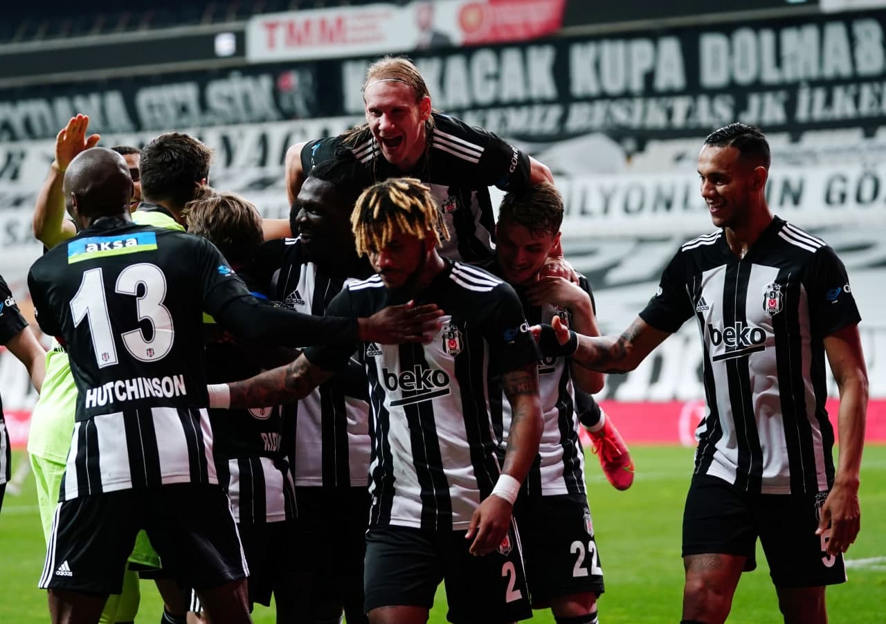 Beşiktaş’tan şampiyonluk yolunda dev adım! Vodafone Park’ı gol yağmuruna tuttu! Beşiktaş’tan şampiyonluk yolunda dev adım! Vodafone Park’ı gol yağmuruna tuttu!