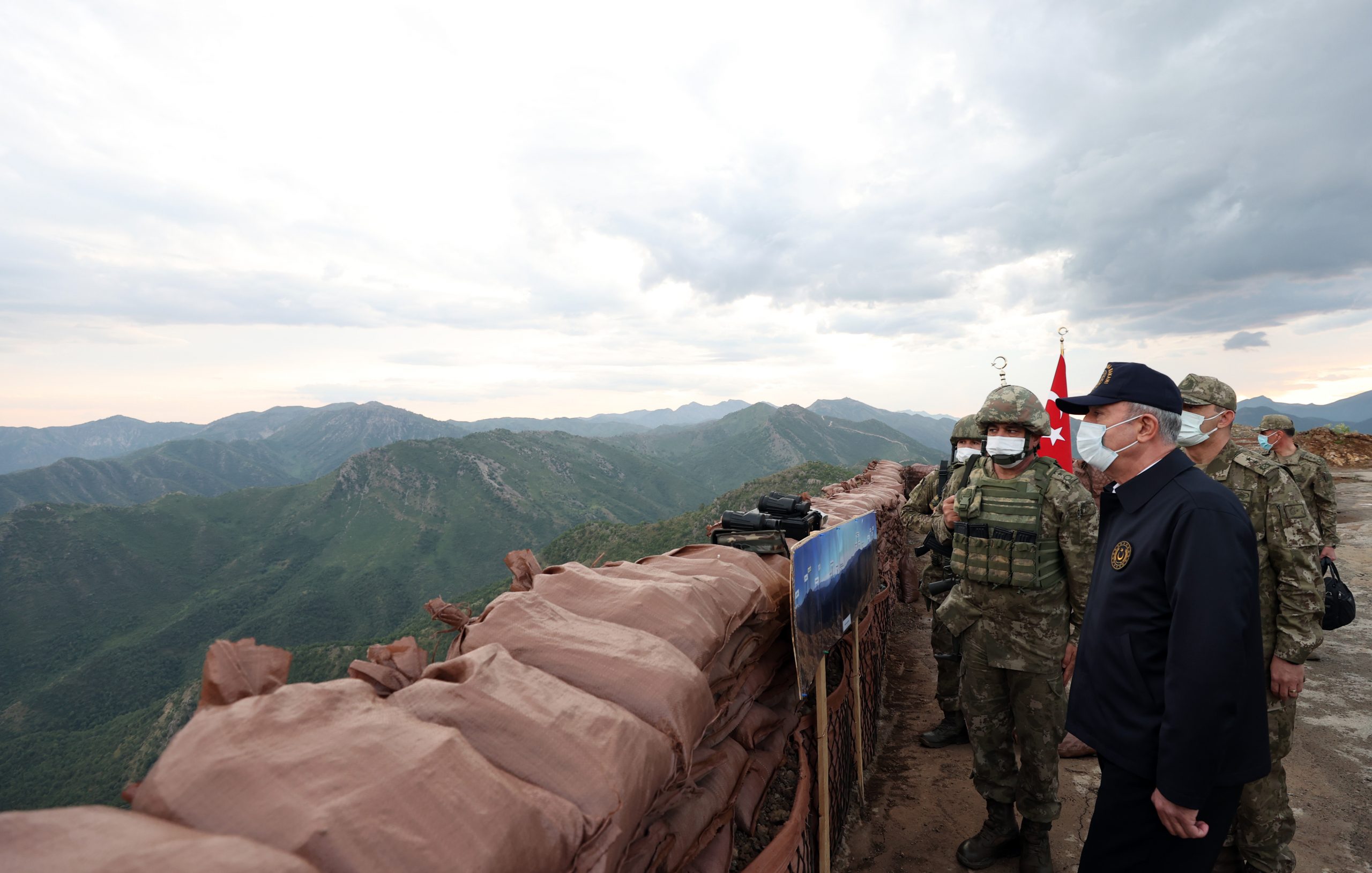 Irak’ın kuzeyine ziyaret! Milli Savunma Bakanı “Şu ana kadar 44 terörist etkisiz hale getirildi”