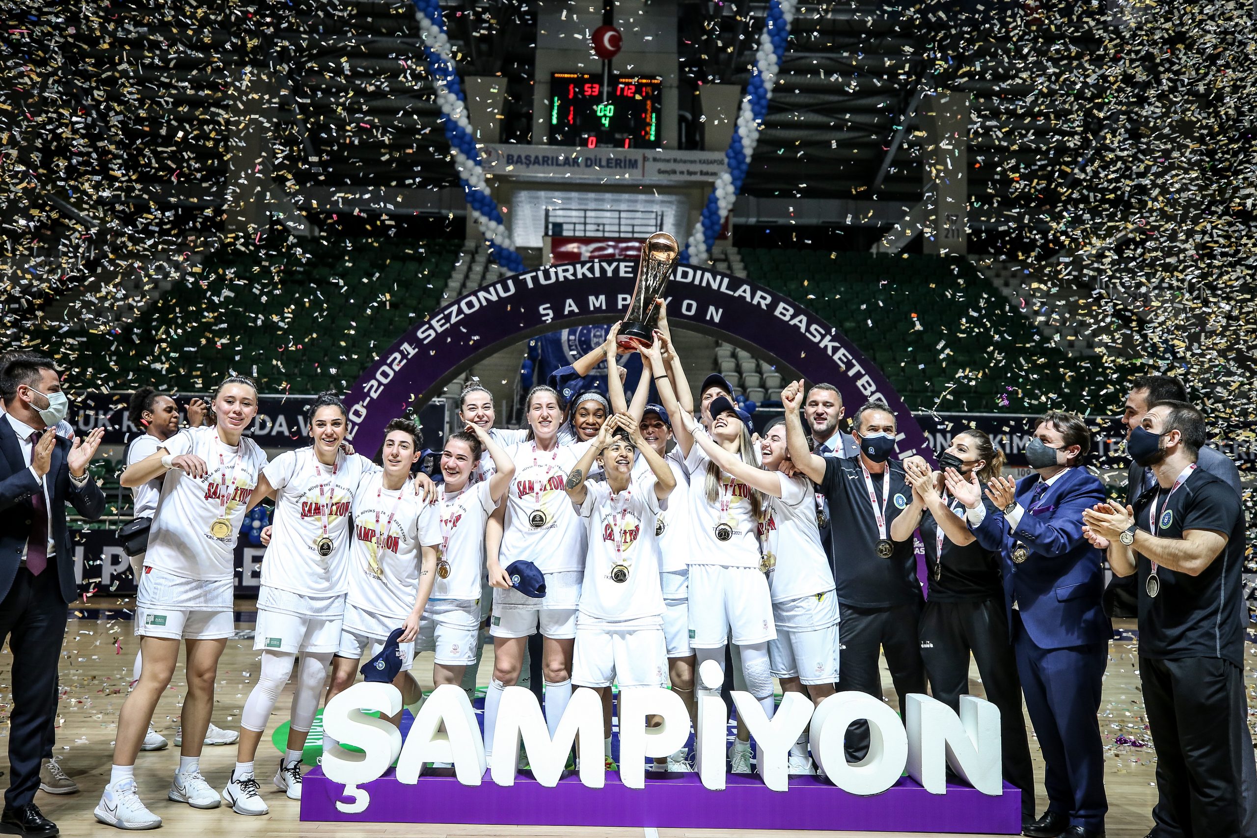 Kadınlarda şampiyonluk gururu! Bursa Büyükşehir Belediyespor şampiyonluk kupasını aldı