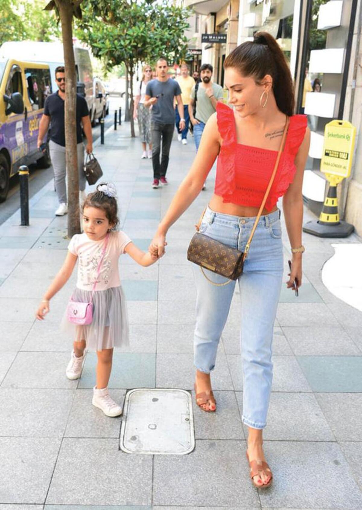 5d09e0992af1072128e9ff6d Ceren Hindistan kimdir? Ceren Hindistan kaç yaşında? Ceren Hindistan kızının adı ne? Ceren Hindistan dizileri ?