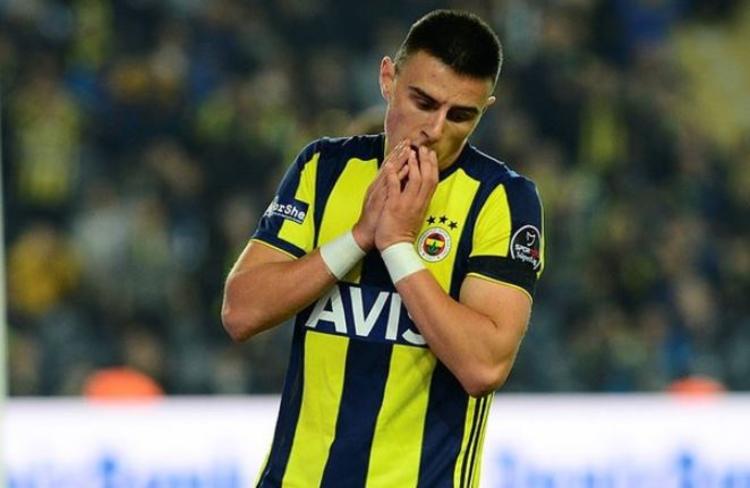 Eljif Elmas kimdir? Aslen nereli ve kaç yaşında?