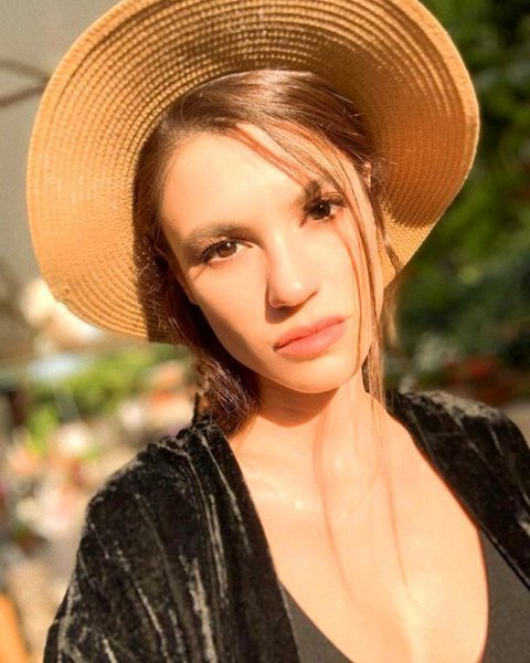 Yüsra Geyik kim? Kaç yaşında? Evli mi? Instagram adresi ne? Arkak Sokaklar Zeliş kim?