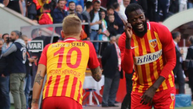 Emmanuel Adebayor kimdir? Aslen nereli ve kaç yaşında? Emmanuel Adebayor kimdir? Aslen nereli ve kaç yaşında?