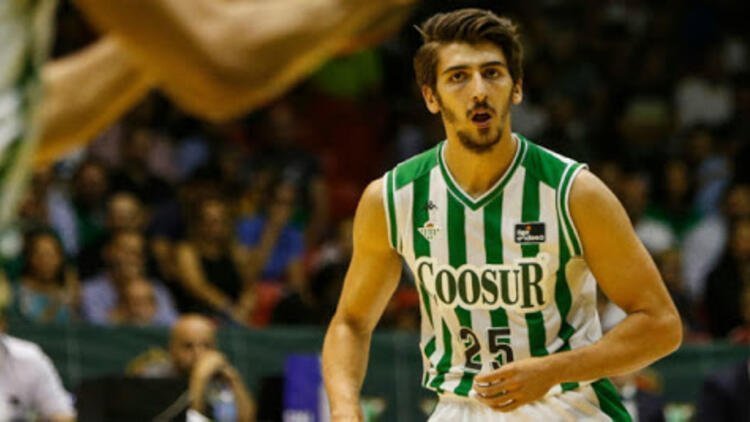 Kenan Sipahi kimdir? Kaç yaşında? Boyu kaç? Fenerbahçe’ye mi transfer oldu? Kenan Sipahi kimdir? Kaç yaşında? Boyu kaç? Fenerbahçe’ye mi transfer oldu?