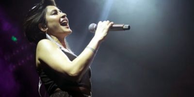 Melek Mosso 'İstanbul Sözleşmesi yaşatır' dedi, sahneden indirildi