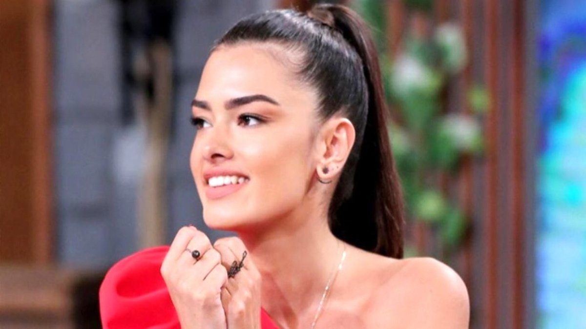 Cem Yılmaz’ın yeni sevgilisi Saadet Özsırkıntı bikinili pozları ile nefes kesti!