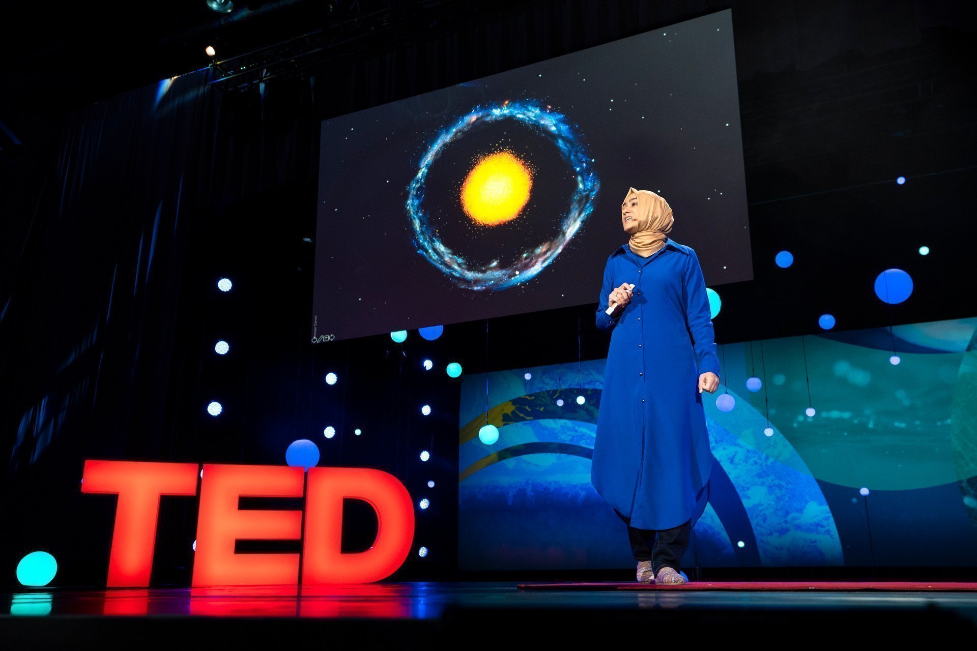 a7e5b5-92690c08fc1841ada49eb1596a9aabdf-mv2-d-1920-1280-s-2 Burçin Mutlu Pakdil'in heykeli sergilendi