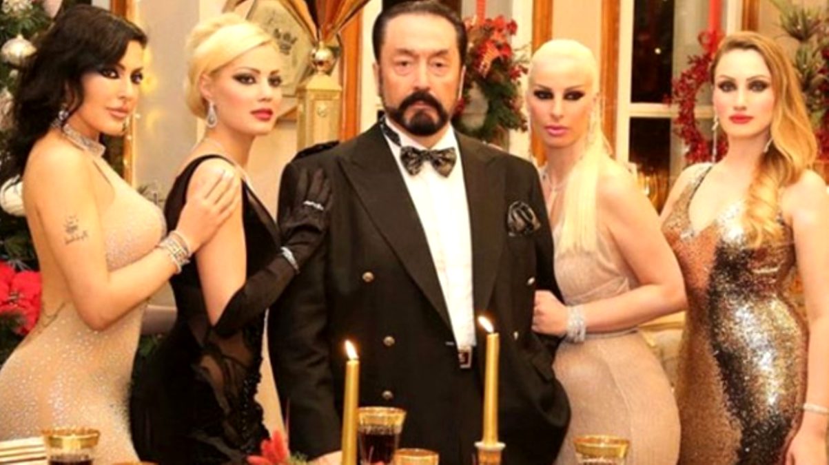 adnan-oktar-in-kediciklerinden-ayca-pars-orgut-12956644-4710-amp Adnan Oktar kimdir, nereli, kaç yaşında? ? Adnan Oktar evli mi?