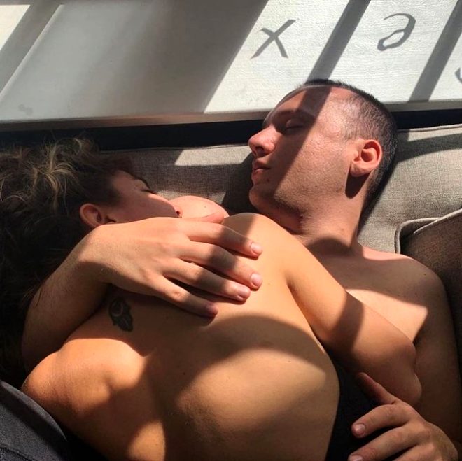 Sevgilisiyle yatakta yarı çıplak poz paylaşan Edis fotoğrafı hemen sildi