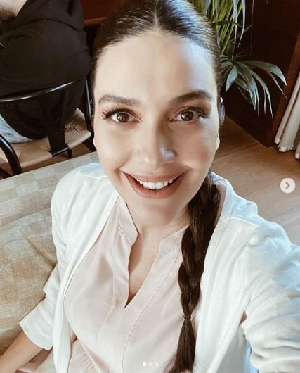 ekran-alintisi Bergüzar Korel kimdir? Kaç yaşında? Çocuklarının adı ne?