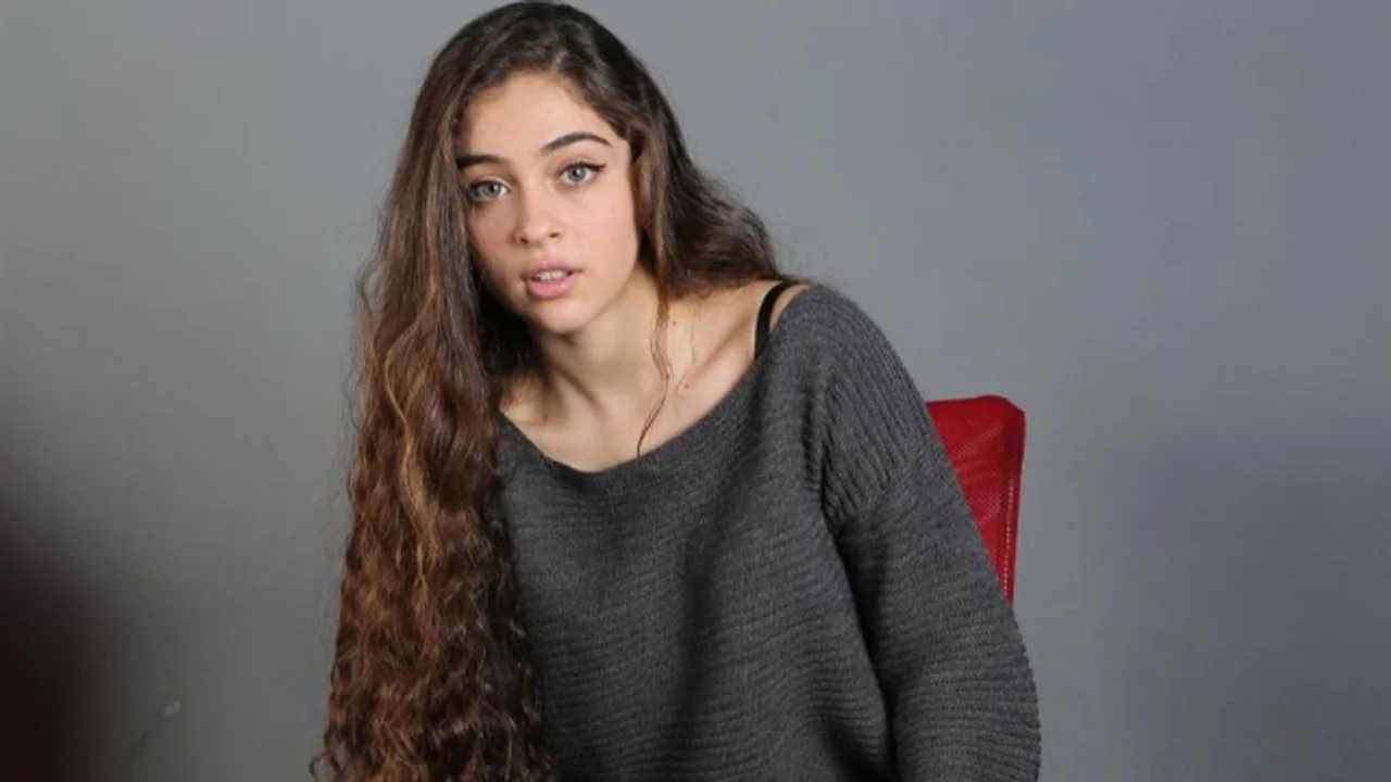 elimi-birakma-dizisinin-melis-celen-6pqr-cover-jpg Cemre Baysel kimdir? Kaç yaşında? Dizileri ve Instagram adresi nedir?