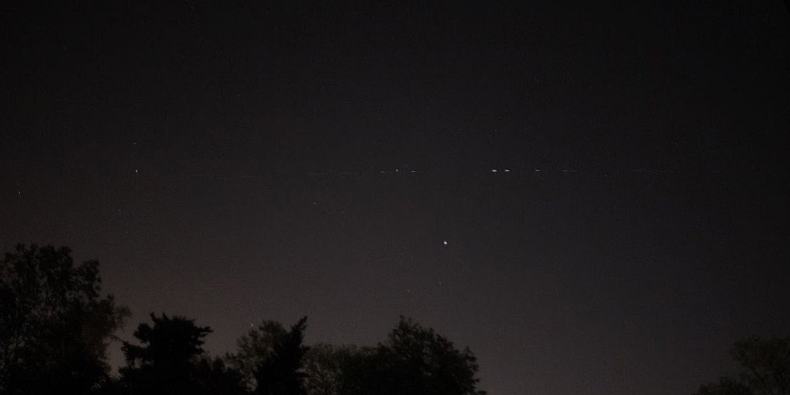 Gökyüzünde sıra halinde giden cisimler sosyal medyayı salladı!