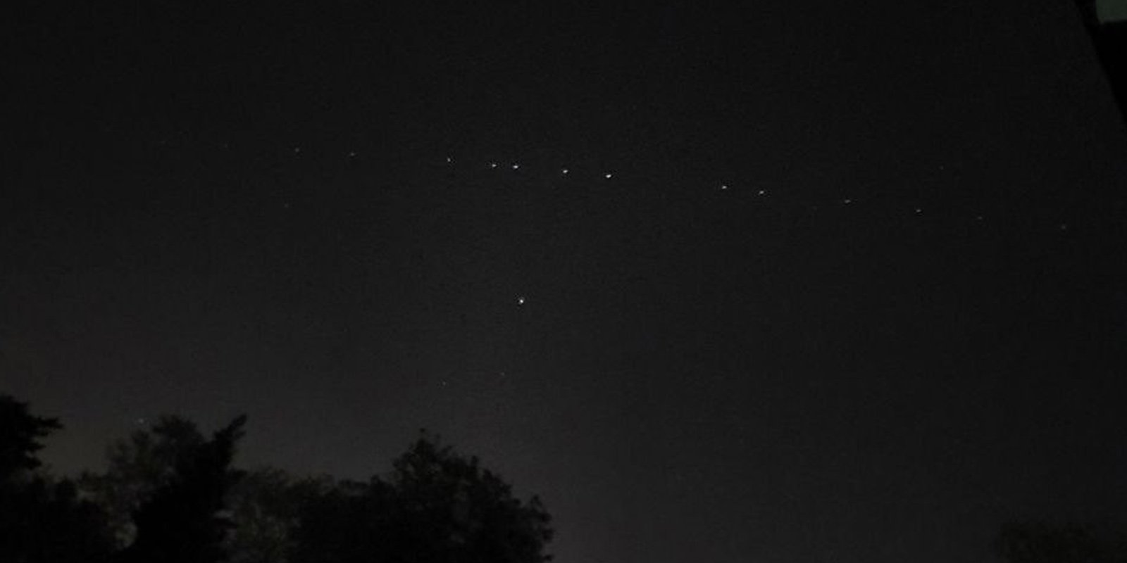 Gökyüzünde sıra halinde giden cisimler sosyal medyayı salladı!