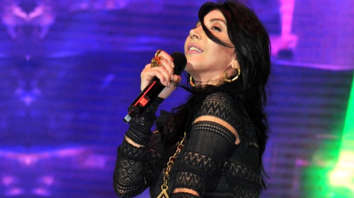 hande-yener-evine-girmeye-calisan-saplantili-13165111-8966-amp-001 Hande Yener kimdir? Kaç yaşında? Nereli? | Şarkıcı Hande Yener hayatı